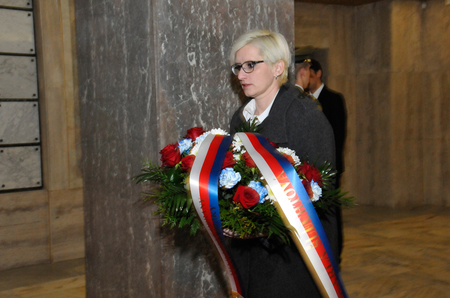 Ministryně obrany se na pražském Vítkově poklonila památce padlých vojáků