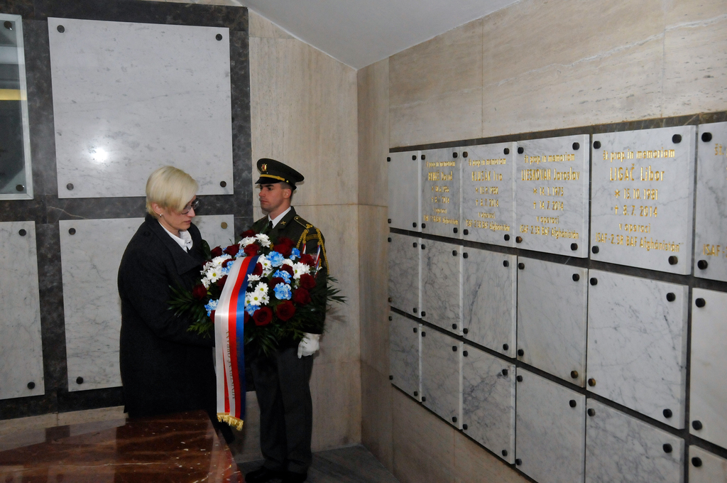 Třetí smuteční věnec ministryně Karla Šlechtová položila k pamětním deskám vojáků z Afghánistánu