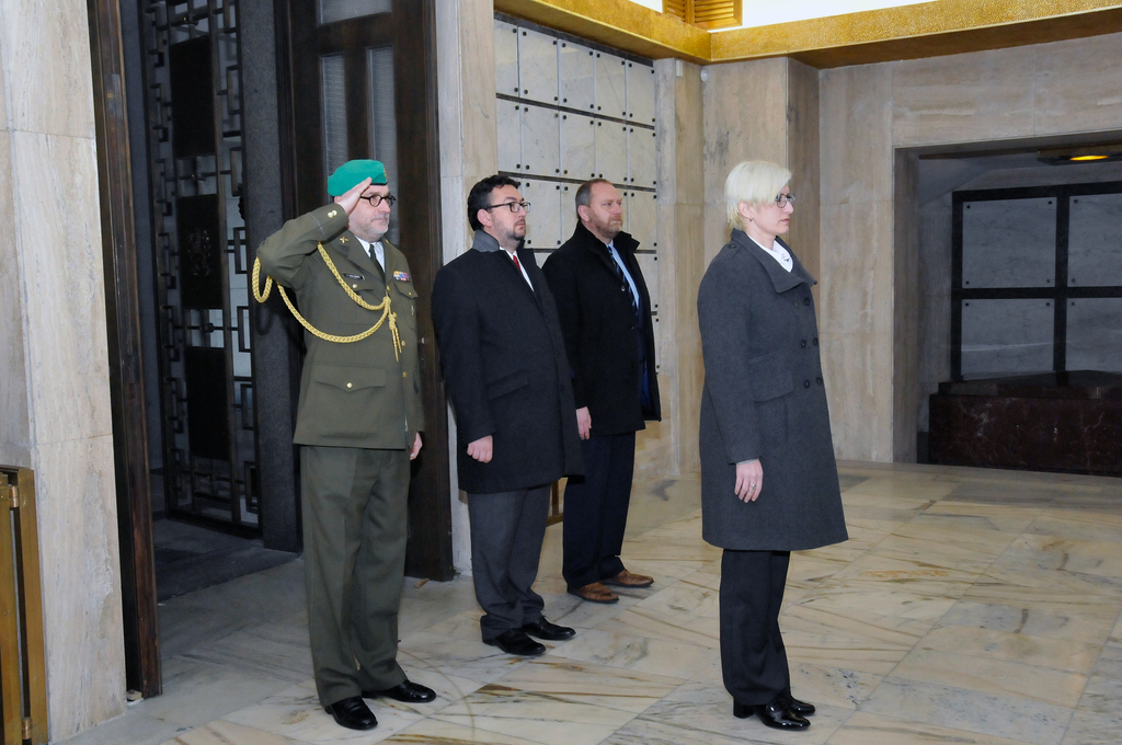 Spolu s ministryní obrany se památce padlých poklonili a vzdali čest také plukovník Aleš Knížek a Michal Lukeš