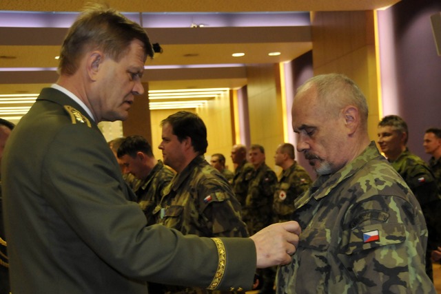 Generál Bečvář předává pamětní odznak se jménem škpt. V. Morávka