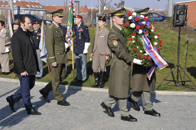 K památníku škpt. Václava Morávka položili smuteční věnec náměstek pro řízení sekce ekonomické a majetkové MO Pavel Beran a náčelník Generálního štábu AČR generálporučík Josef Bečvář