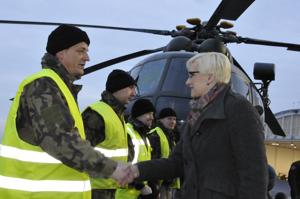 Před odletem z pražských Kbel se ministryně obrany Karla Šlechtová pozdravila s techniky, kteří připravovali vrtulník na její cestu do Moravské Třebové