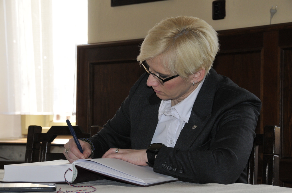 Ministryně Karla Šlechtová při zápisu do kroniky školy