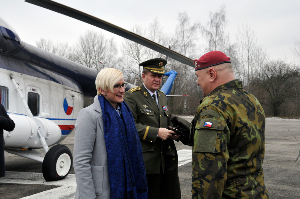 Přivítání ministryně obrany Karly Šlechtové a náčelníka GŠ AČR armádního generála Josefa Bečváře po přistání vrtulníku ve Vyškově