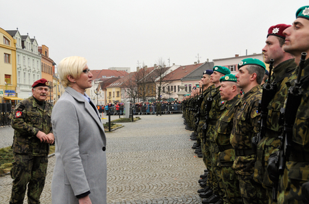 Ministryně obrany Karla Šlechtová se zastavila u každé z přísahajících jednotek, aby poděkovala za rozhodnutí, které vojáci učinili