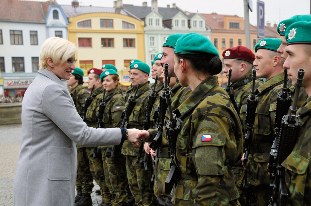 Při besedě po skončení vojenské přísahy se ministryně osobně pozdravila s příslušníky jedné z čet. Ocenila především jejich vlastenectví.