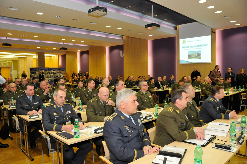 Účastníci Velitelského shromáždění v kongresovém sále Domu armády v Praze