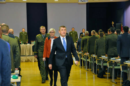 Odchod předsedy vlády Andreje Babiše v doprovodu ministryně obrany a náčelníka GŠ AČR po skončení úvodní části Velitelského shromáždění