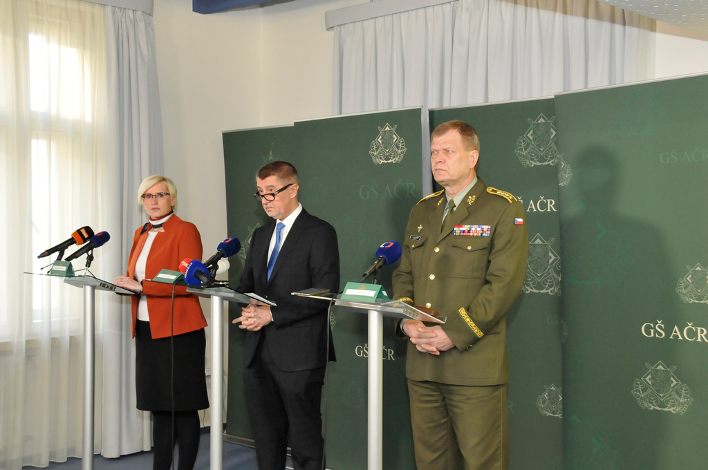 Ministryně obrany Karla Šlechtová, premiér české vlády Andrej Babiš a náčelník Generálního štábu AČR armádní generál Josef Bečvář na tiskové konferenci 