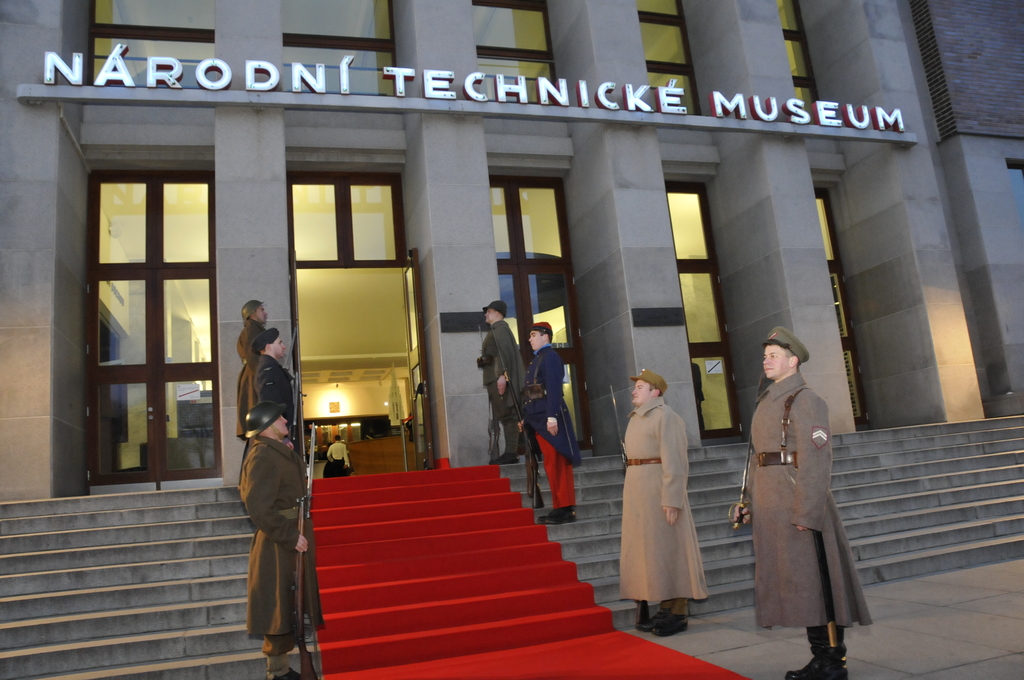 Slavnostně vyzdobený vchod do Národního technického muzea v Praze lemovala čestná stráž v dobových uniformách
