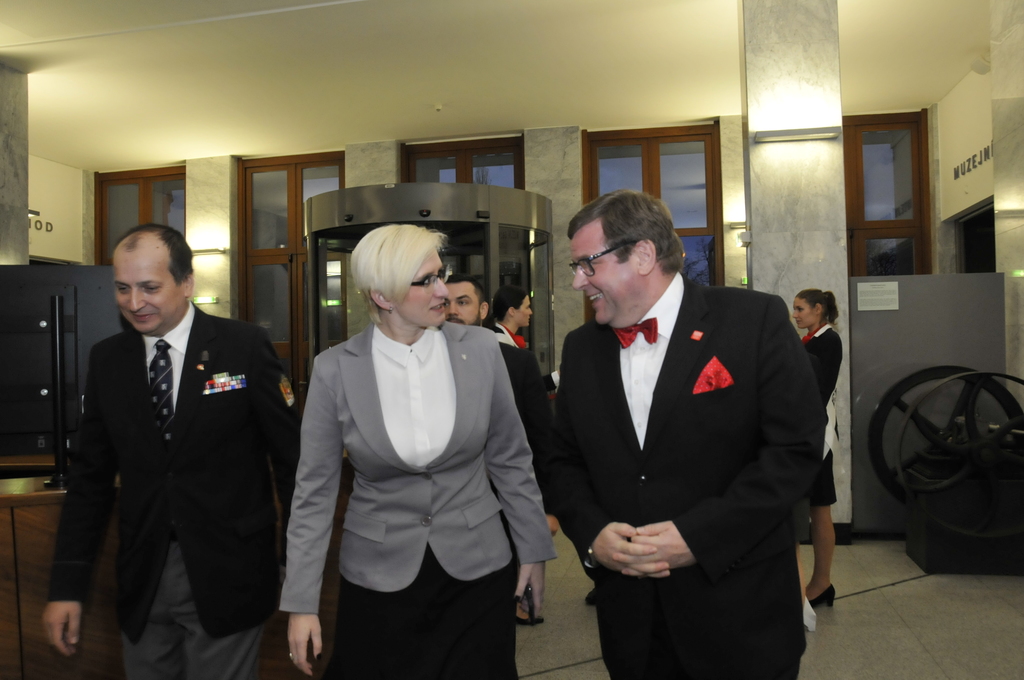 Ministryni obrany Karlu Šlechtovou přivítal  ředitel muzea Karel Ksandr a  tajemník ČsOL Milan Mojžíš