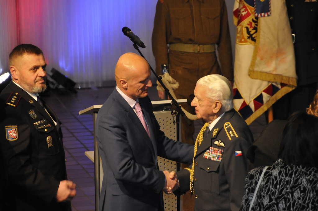 Blahopřání pro generála Emila Bočka od bývalého velitele Vzdušných sil AČR generála Libora Štefánika