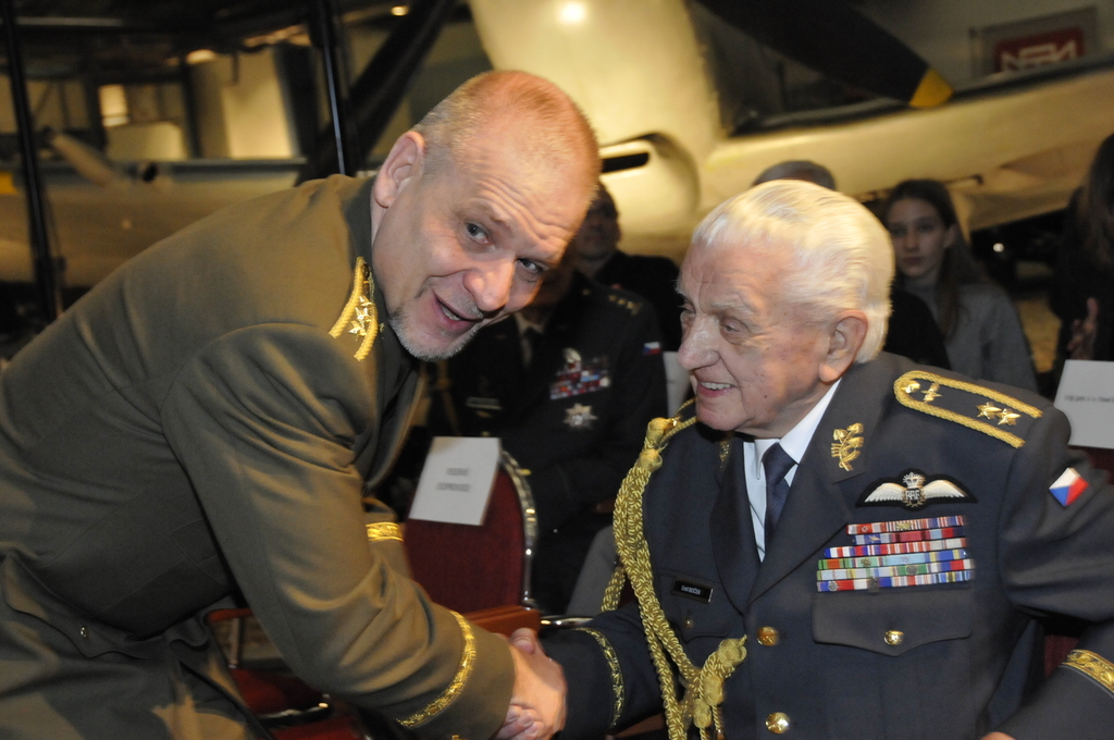 Pozvání na oslavu narozenin generálmajora v.v. Emila Bočka přijal také první zástupce náčelníka GŠ AČR generálporučík Jiří Baloun