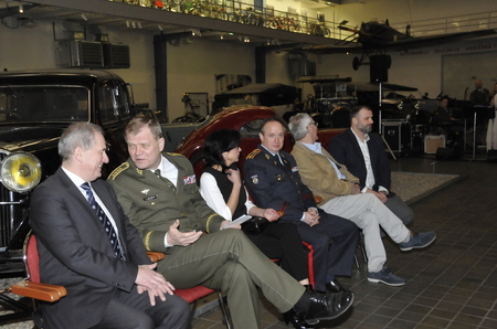 Čestní hosté v Dopravní hale Národního technického muzea v Praze, kde se konala velkolepá oslava 95. narozenin posledního českého pilota RAF