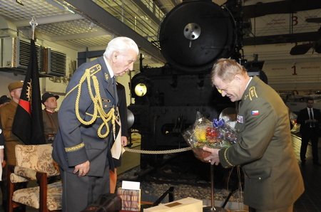 Náčelník Generálního štábu AČR armádní generál Josef Bečvář daroval mimo jiného oslavenci koš plný klobásek