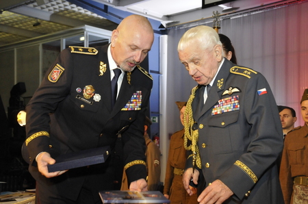 Brigádní generál Jiří Komorous předává dar oslavenci a připomíná generálu Bočkovi, že je patronem Ochranné služby Policie ČR