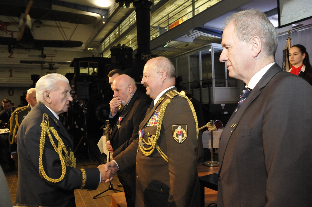 Generál Emil Boček jako čestný místopředseda Československé obce leginářské předává vyznamenání zástupci Ozbrojených sil Slovenské republiky generálu Pavlu Mackovi