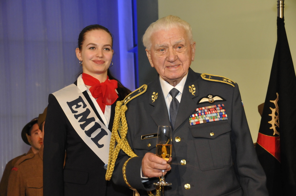 V přípitku dojatý generálmajor Emil Boček poděkoval za uspořádání oslavy k jeho 95. narozeninám