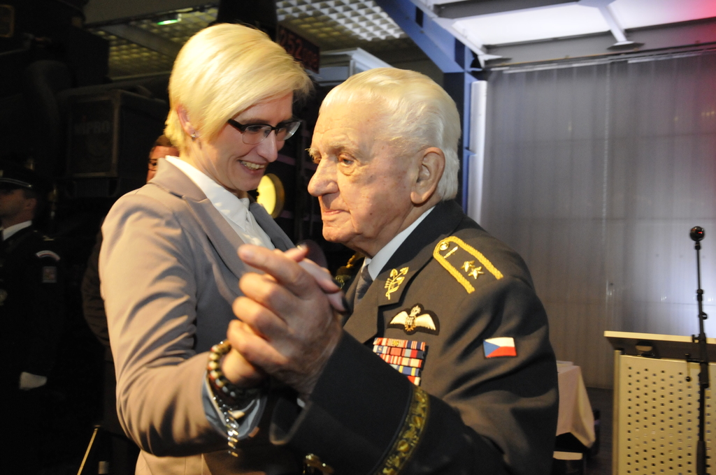 Došlo i na tanec oslavence s ministryní obrany Karlou Šlechtovou