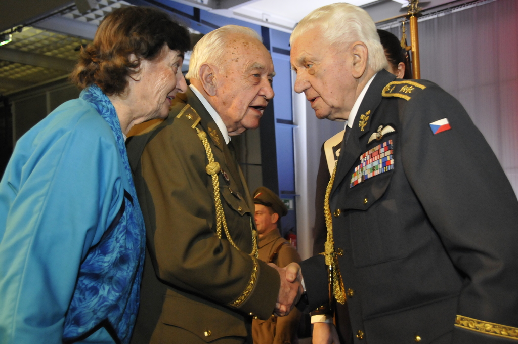 Kamarádovi blahopřeje generál Miloslav Masopust s manželkou