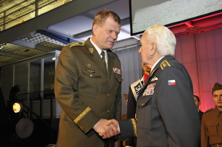 Blahopřání generálmajorovi Emilu Bočkovi od náčelníka GŠ AČR armádního generála Josefa Bečváře