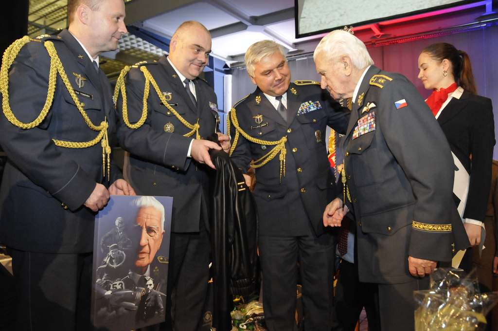 Svému vzoru - generálovi Emilu Bočkovi - přišli poblahopřát a darovat mj. i koženou bundu, všichni velitelé leteckých základen Vzdušných sil AČR, které vedl velitel Vzdušných sil AČR generálmajor  Jaromír Šebesta