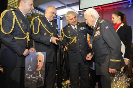 Svému vzoru - generálovi Emilu Bočkovi - přišli poblahopřát a darovat mj. i koženou bundu, všichni velitelé leteckých základen Vzdušných sil AČR, které vedl velitel Vzdušných sil AČR generálmajor  Jaromír Šebesta