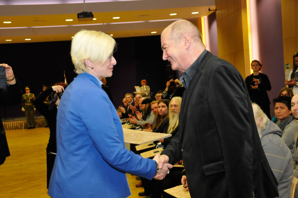 Z rukou ministryně obrany převzal osvědčení účastníka odboje a odporu proti komunismu Martin Schulz, který aktivně působil v Rádiu Svobodná Evropa v Mnichově