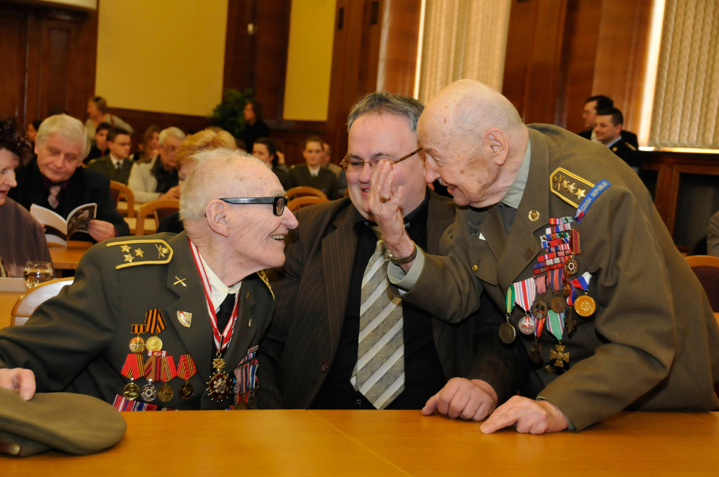 Podobná shromáždění, jako to věnované hrdinům od Sokolova a Jasla, jsou příležitostí k setkávání dávných kamarádů ve zbrani