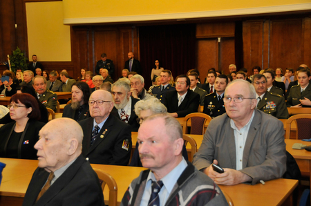 Účastníci slavnostního shromáždění, které bylo věnované 73. výročí bojů u Jasla a 75. výročí bojů u Sokolova