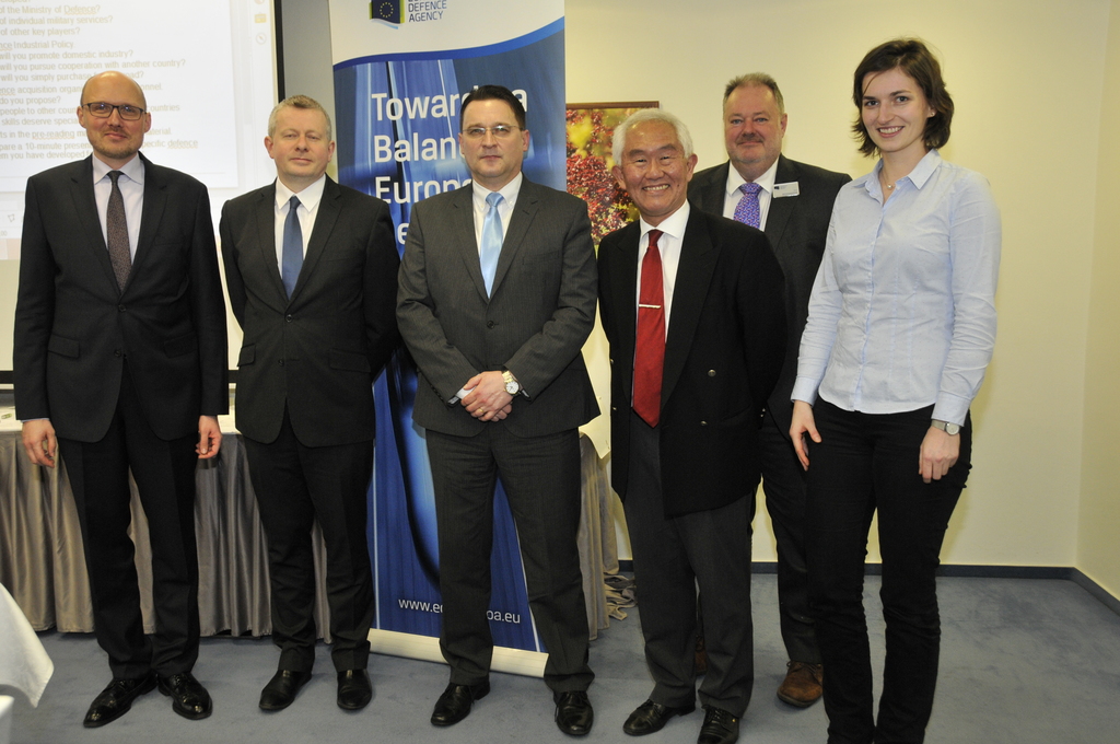 Lektoři z EDA a univerzity v Cranfieldu s ředitelem odboru řízení a podpory SVA MO Luborem Koudelkou