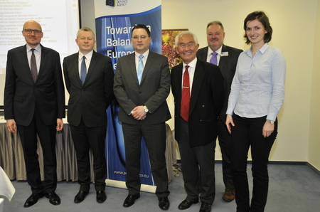 Lektoři z EDA a univerzity v Cranfieldu s ředitelem odboru řízení a podpory SVA MO Luborem Koudelkou