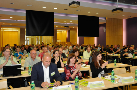 Účastníci odborného shromáždění v konferenčním sále hotelu DAP