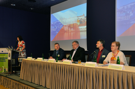 Pracovní předsednictvo shromáždění při zahájení jednání