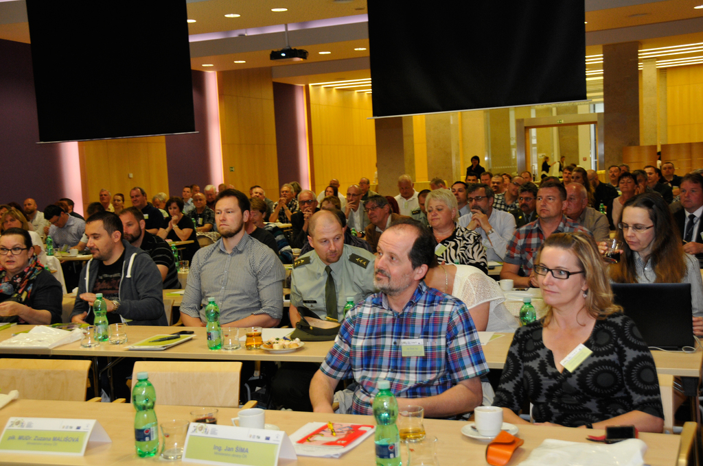 Účastníci odborného shromáždění ke Světovému dni bezpečnosti práce v kongresovém sále hotelu DAP v Praze