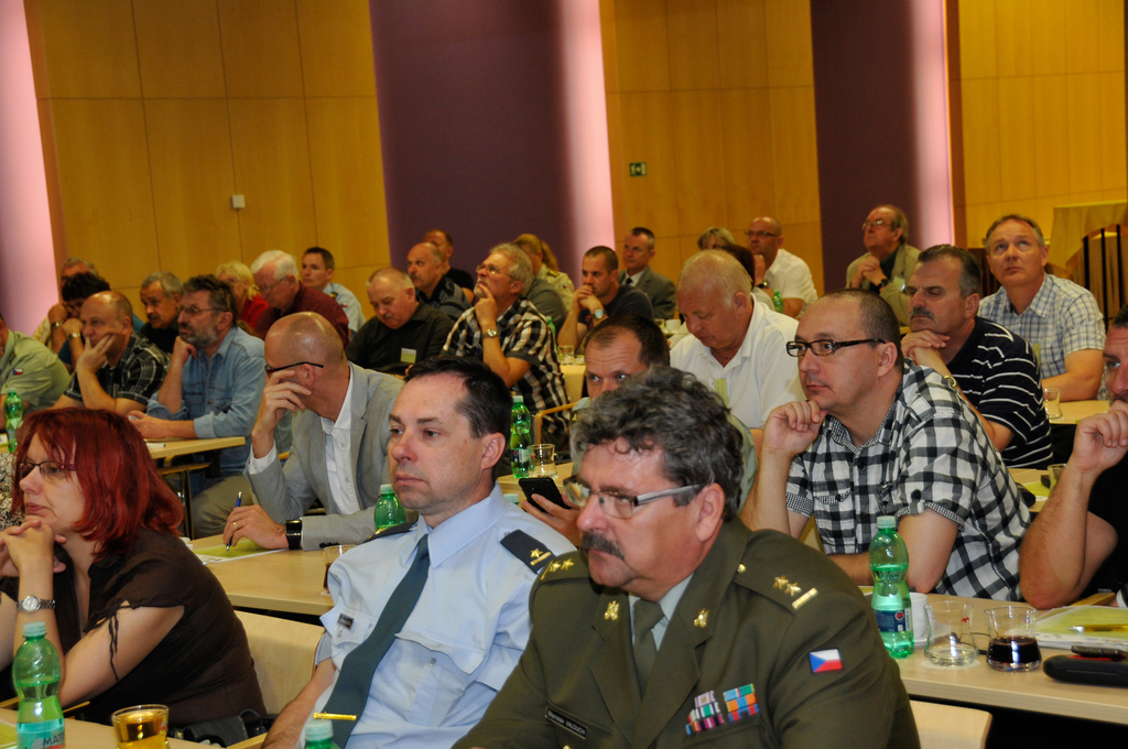 Účastníci odborného shromáždění ke Světovému dni bezpečnosti práce v kongresovém sále pražského hotelu DAP