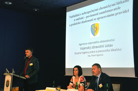 Dopolední část shromáždění uzavřel přednáškou o nakládání s nebezpečnými chemickými látkami a směsmi, povinnostmi zaměstnavatele Pavel Aganov, který je vedoucím skupiny hygieny práce a pracovního lékařství odboru hygieny a laboratorní diagnostiky Vojenského zdravotního ústavu