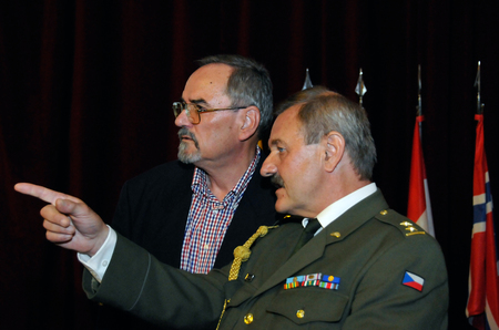 Místopředseda Sdružení válečných veteránů ČR pplk. Ladislav Sornas a bývalý náměstek MO Jaromír Novotný