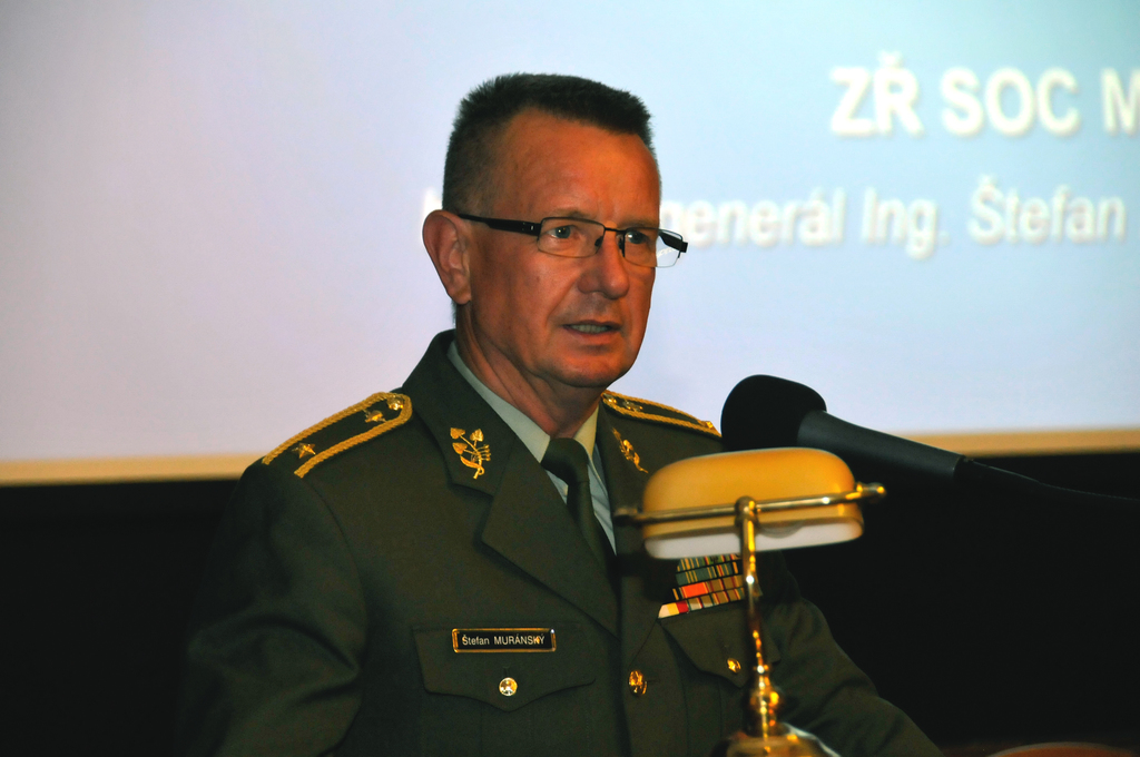 Generál Štefan Muránský pozdravil účastníky setkání jménem náčelníka Generálního štábu AČR generálporučíka Aleše Opaty, který také nosil modrý baret mírových sil OSN