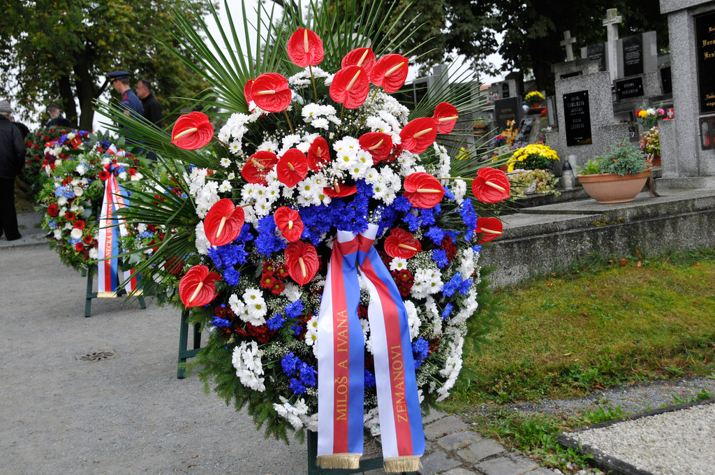 Věnec současného prezidenta republiky Miloše Zemana a jeho ženy Ivany
