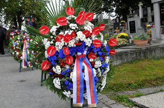 Věnec současného prezidenta republiky Miloše Zemana a jeho ženy Ivany