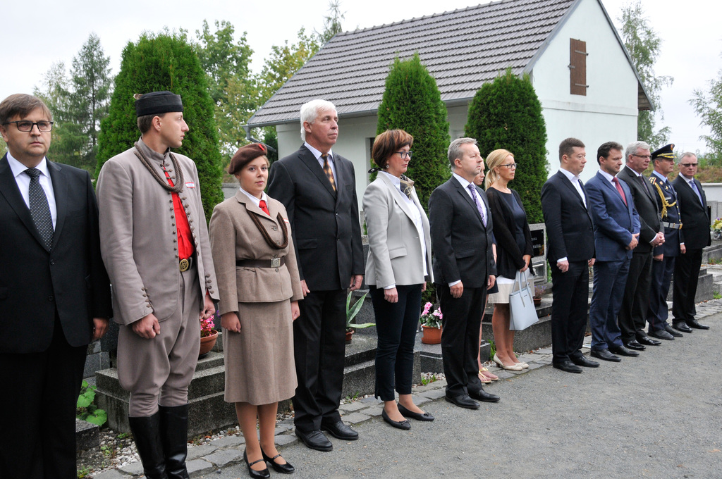 Čestní hosté pietního aktu, který se konal na hřbitově v Lánech