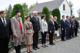 Čestní hosté pietního aktu, který se konal na hřbitově v Lánech