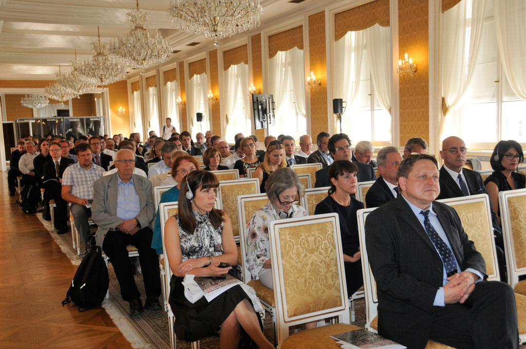 Účastníci konference, která se konala ve Zlatém sále Lichtenštejnského paláce