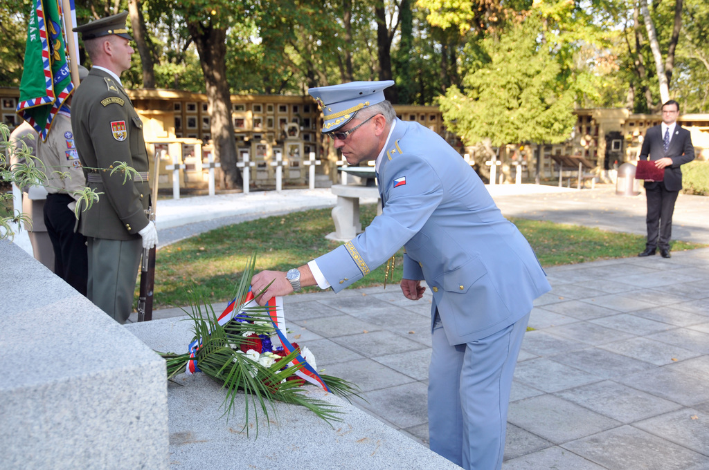 Brigádní generál František Ridzák položil k pomníku smuteční kytici Ministerstva obrany ČR