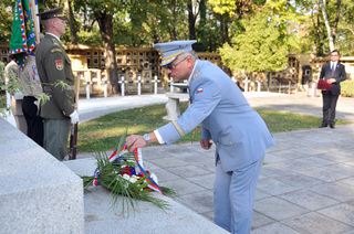 Brigádní generál František Ridzák položil k pomníku smuteční kytici Ministerstva obrany ČR