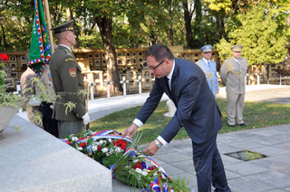 První tajemník slovenské ambasády v Praze Štefan Jankovič položil smuteční kytici k pomníku