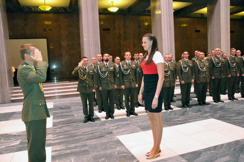 Velitel 11. jednotky AČR Mali kapitán Lubomír Pánek podává hlášení náměstkyni ministra obrany Kateřině Suchoňové