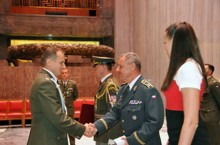 Rotmistr Adam Hošek obdržel Čestný odznak AČR Za zásluhy III. stupně, který mu předali generál Jiří Verner a náměstkyně Kateřina Suchoňová