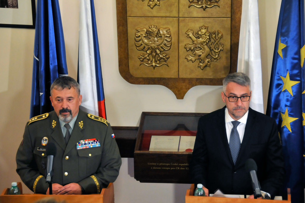 Oba vedoucí představitelé potvrdili, že zranění vojáci v Afghánistánu jsou mimo ohrožení života